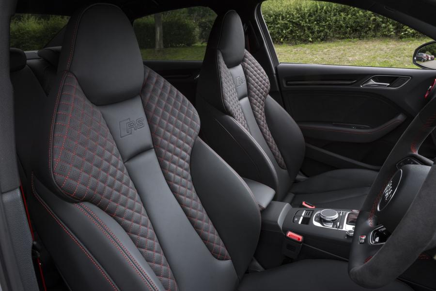 Интерьер Audi RS3 Sedan (8V) 2017 года  (UK) (фото 9 из 40)